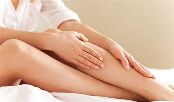 Tẩy lông: Vệ sinh làn da cần triệt lông sạch sẽ. Bôi dầu dừa lên làn da, massage nhẹ nhàng để dầu dừa ngấm sâu vào lỗ chân lông,lau sạch làn da bằng vải mềm sau 30 phút. Dùng nhíp hoặc dao cạo để tẩy lông mà không còn khó khăn
