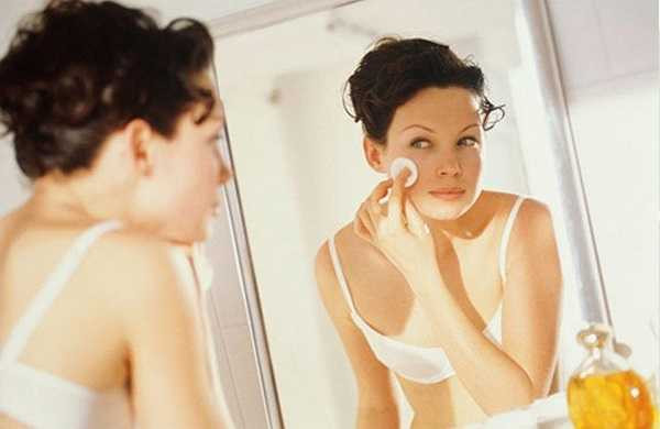 Tẩy trang: Ngay cả những loại mascara có thành phần chống nước cũng bị rửa trôi nếu bạn sử dụng dầu dừa. Thoa dầu trực tiếp lên mặt, giống như những loại dầu rửa khác, hoặc thấm vào bông rồi lau mặt, lớp trang điểm sẽ bị tẩy rửa nhanh chóng.