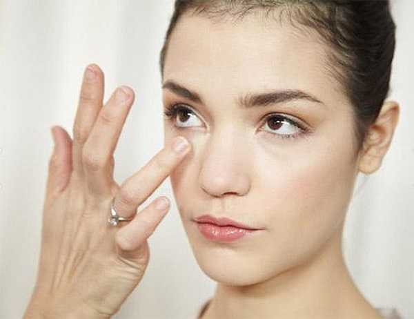 Trị thâm quầng mắt: Dùng tăm bông chấm 1 ít vào dầu dừa rồi bôi lên quầng thâm ở mắt, 10' sau vết thâm sẽ mờ đi rõ rệt. Nên áp dụng buổi tối trước khi đi ngủ.