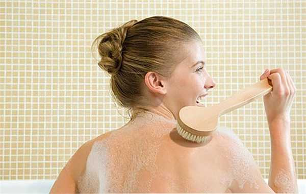 Tẩy da chết: Trộn một cốc dầu dừa với muối hoặc đường để tạo ra sản phẩm tẩy da chết. Dầu dưỡng ẩm sẽ bám lâu dài trên da sau khi bạn đã rửa sạch các hạt muối.