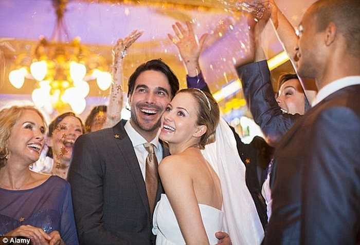 Khách sạn W hotel ở Florida (Mỹ) vừa giới thiệu dịch vụ tổ chức đám cưới trọn gói trị giá 1 triệu USD dành cho các cặp đôi giàu có. Dịch vụ triệu đô này sẽ bao gồm một đám cưới xa hoa, quản gia cá nhân cho cô dâu và chú rể, một tuần trăng mật ở khách sạn St Regis Bora Bora tại Polynesia thuộc Pháp. Ngoài ra, cặp vợ chồng mới cưới còn được đi spa và thưởng thức bữa tối trên du thuyền. 