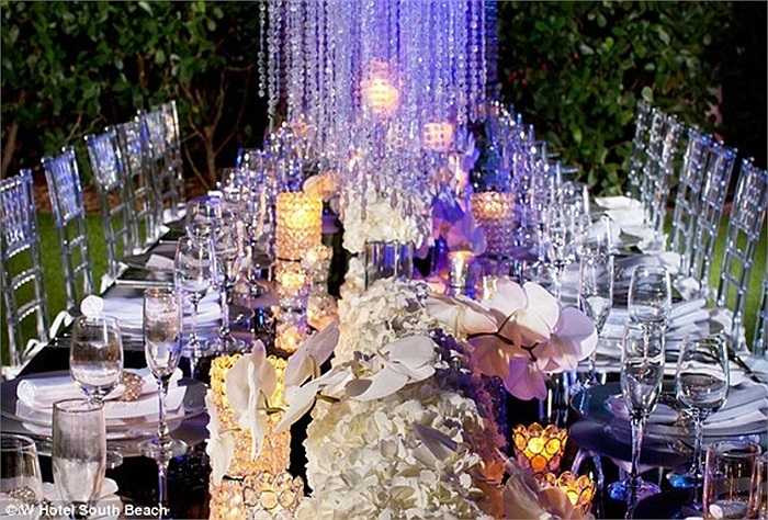 Tuy nhiên để đặt gói dịch vụ cưới này, khách hàng phải liên hệ với khách sạn trước ngày tổ chức đám cưới từ 6 đến 9 tháng. 