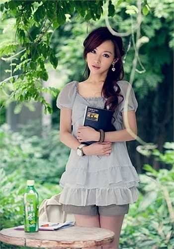 Sở hữu chiều cao lí tưởng, cô gái 9X tốt nghiệp Học viện múa Bắc Kinh, Jin Chen (hay còn được biết đến với tên tiếng Anh Gina Jin), đã khiến trái tim nhiều người xao xuyến vẻ đẹp dịu dàng, xinh xắn nhưng cũng không kém phần sắc sảo.