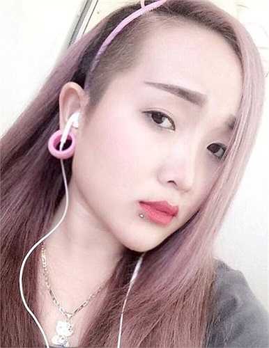 Nguyễn Thị Hiếu Ngân (nickname Jenma Nguyễn) sinh năm 1994, sống tại Úc, trở thành một trong những cái tên hot trên mạng xã hội vì xỏ rất nhiều khuyên trên người (tổng cộng 17 lỗ khuyên trong đó 7 lỗ trên mặt và 10 lỗ khuyên nằm rải rác khắp cơ thể như ở vai , ngực và vùng kín).