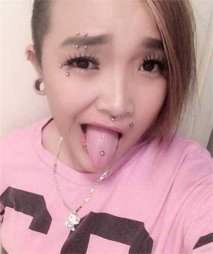 Mới đây, Hiếu Ngân lại khiến dư luận chú ý khi chia sẻ hình ảnh nong tai to 24 mm, cạo tóc tông đơ một bên cá tính.