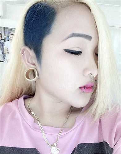 Những hình ảnh được Hiếu Ngân chia sẻ lên mạng xã hội khiến không ít bạn trẻ bị choáng nhưng cô cho biết ở nước ngoài, giới trẻ xem đây là chuyện bình thường và dễ được cộng đồng chấp nhận.