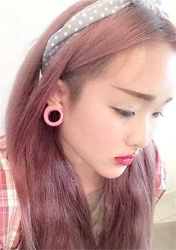 Nong tai không phải là việc đơn giản, Ngân mất nhiều thời gian để nới lỗ nong từ 2 mm lên 22 mm và trong tương lai sẽ là 28 mm. 'Người muốn nong tai không chỉ cần sự kiên nhẫn mà phải chịu đau, chịu rát giỏi. Sau này, muốn xóa bỏ lỗ nong thì phải chịu khó thoa thuốc liền sẹo' - 9X chia sẻ.