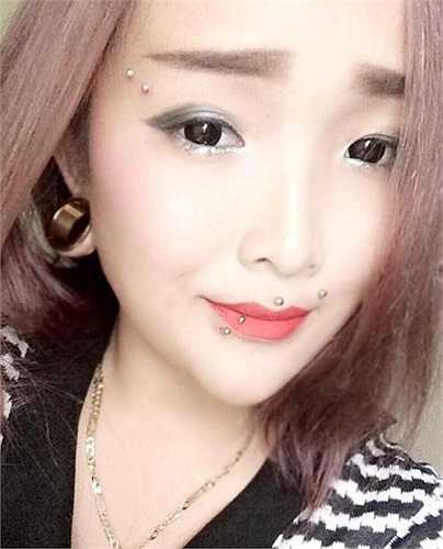 Dù mất vài tháng để có lỗ nong như hiện tại nhưng 9X đang phân vân có nên tiếp tục giữ nó: 'Khi nong tai, Ngân đối diện với khá nhiều lời bình phẩm, nhận xét của các bạn trên mạng. Bởi vậy mình đang phân vân có nên nong lớn tiếp hay tháo bỏ'.