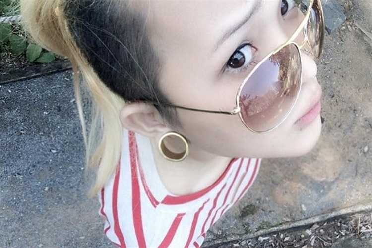 Hiếu Ngân sở hữu gu thời trang lạ khi quyết định cạo tông đơ một bên tóc và nong tai.