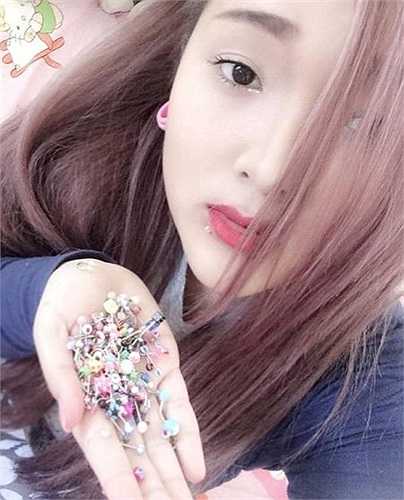 Bộ sưu tập khuyên xỏ đầy màu sắc của Hiếu Ngân.