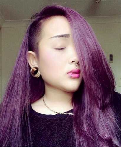 Dù là ảnh chụp tự sướng bình thường, 9X vẫn toát lên nét cá tính riêng nhờ những phụ kiện hầm hố có trên cơ thể.