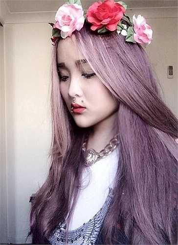 Cô cũng thường xuyên thay đổi màu tóc, lông mày xanh đỏ vàng, khiến cư dân mạng chú ý.