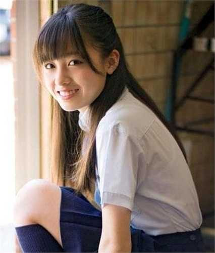 Ngoài việc đến trường, cô gái 15 tuổi còn đang tham gia một nhóm nhạc có tên là Rev.from DVL. Một số trang mạng Nhật Bản cũng từng cho biết, mặc dù còn khá trẻ nhưng Kanna đã có kinh nghiệm làm người mẫu quảng cáo trên tạp chí, TV từ năm 8 tuổi.