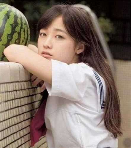 Kanna hút hồn mọi người nhờ làn da trắng mịn, khuôn mặt thanh tú với các đường nét nhỏ nhắn, hài hòa, đâm chất châu Á.