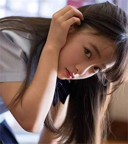 Do thường xuất hiện hoàn hảo trong các bộ đồng phục nên cô gái 15 tuổi được dân mạng đặt cho tên gọi nữ thần đồng phục, thậm chí là 'nữ thần nghìn năm có một' của Nhật Bản.