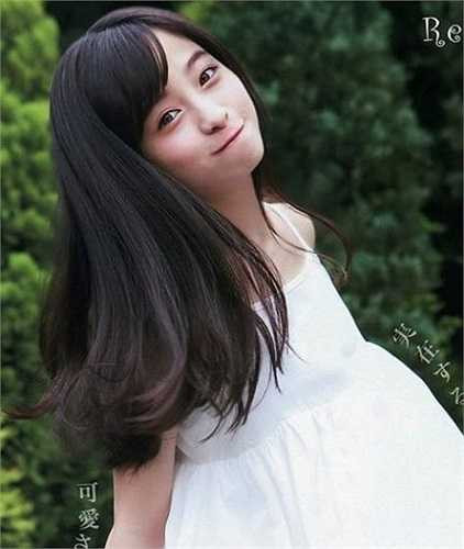 Thực tế, Kanna đã nổi tiếng từ năm 2013, sau khi những tấm hình cô biểu diễn với gương mặt thiên thần, quá xinh đẹp trên sân khấu được mọi người chia sẻ trên mạng.