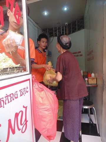 Theo chân cụ bà 92 tuổi, 60 năm nuôi cá Hồ Gươm