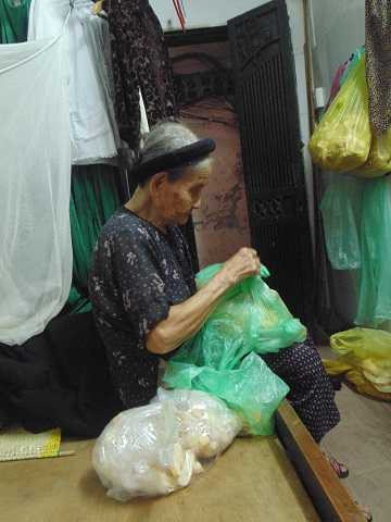 Theo chân cụ bà 92 tuổi, 60 năm nuôi cá Hồ Gươm