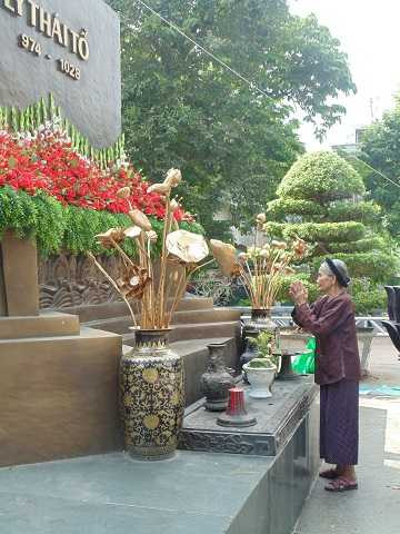 Theo chân cụ bà 92 tuổi, 60 năm nuôi cá Hồ Gươm