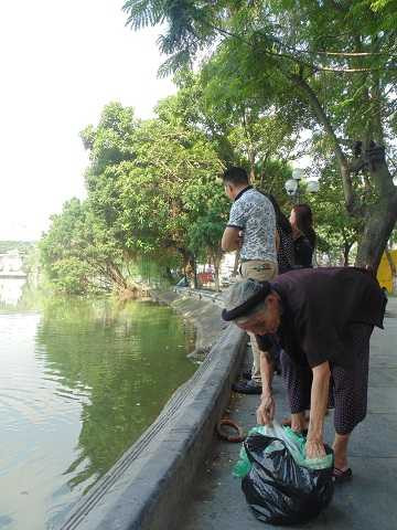 Theo chân cụ bà 92 tuổi, 60 năm nuôi cá Hồ Gươm