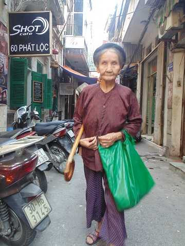 Theo chân cụ bà 92 tuổi, 60 năm nuôi cá Hồ Gươm