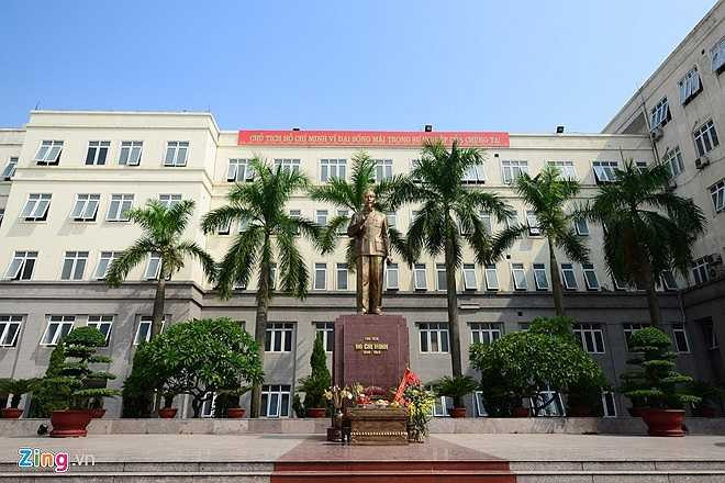 Thẳng từ cổng chính là tượng đài Chủ tịch Hồ Chí Minh được xây dựng vào năm 2008 nhân kỷ niệm 40 năm ngày thành lập Học viện và hưởng ứng cuộc vận động 'Học tập và làm theo tấm gương đạo đức Hồ Chí Minh'. Tượng đài cao 3,95m bằng đồng nguyên chất của Ấn Độ. Trong các dịp tổ chức lễ kỷ niệm, sự kiện trọng đại và khi có các đoàn khách đến tham quan, Học viện đều tổ chức lễ dâng hương, dâng hoa trang trọng.