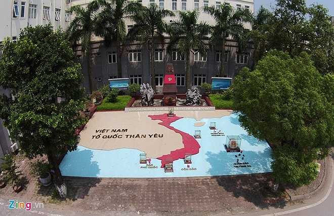 Một địa điểm độc đáo tiếp theo đó chính là khu chủ quyền quốc gia thu nhỏ với mô hình dải đất Việt Nam hình chữ S, bia chủ quyền của quần đảo Trường Sa, mẫu đá được lấy từ Trường Sa - Khánh Hòa, Lũng Cú - Hà Giang, cát Đất Mũi - Cà Mau, Côn Đảo - Bà Rịa Vũng Tàu, Lý Sơn - Quảng Ngãi. Mới đây, khu chủ quyền quốc gia của học viện đã đón nhận cát vàng của quần đảo Hoàng Sa do nhân dân huyện đảo Lý Sơn và công an tỉnh Quảng Ngãi gửi tặng. Đây là một trong những địa điểm hiếm hoi trên cả nước có được