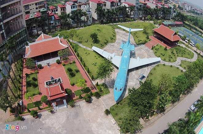 Khu Văn Miếu của học viện được xây dựng vào năm 2012 mô phỏng theo mô hình Văn Miếu - Quốc Tử Giám (Hà Nội). Công trình do các cựu học viên khóa D2 và công an các đơn vị địa phương hỗ trợ xây dựng. Trong khu Vườn Giám có cây xanh, hồ nước và hòn non bộ để tạo không gian, cảnh quan hài hòa. Đây là Văn Miếu đầu tiên được xây dựng trong khuôn viên của một trường đại học, học viện ở Việt Nam