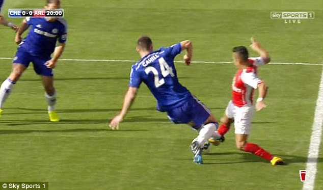 Gary Cahill phạm lỗi với Sanchez