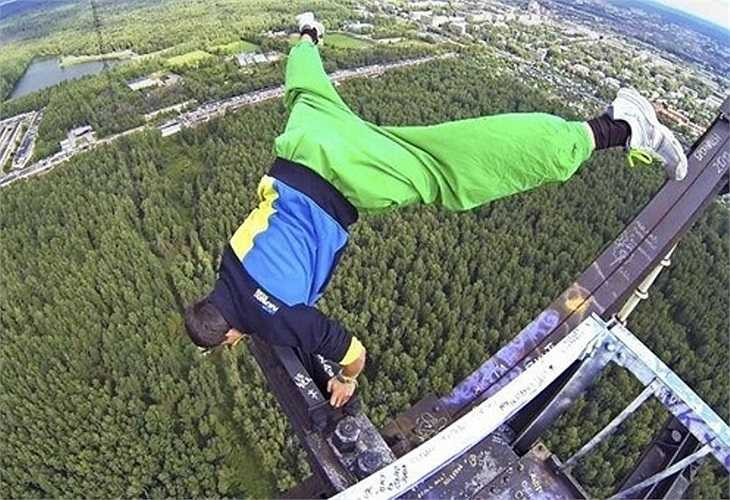 Thêm một chàng trai chọn cách tạo dáng chồng cây chuối.