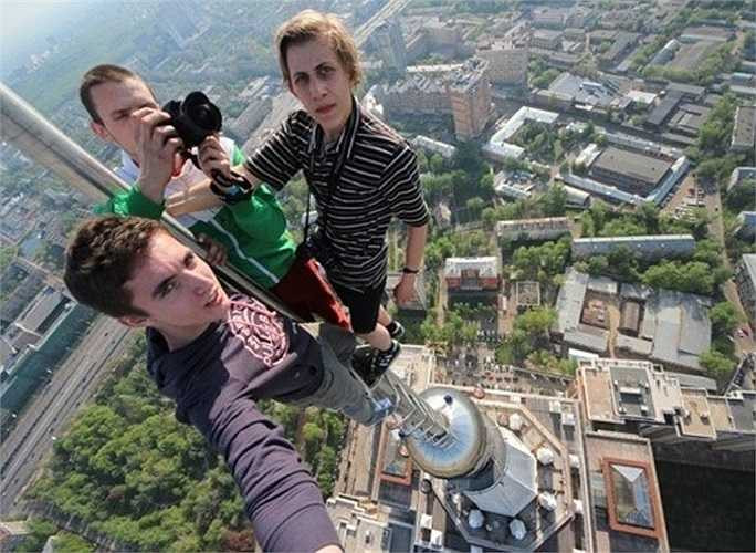 Ba nam sinh với vẻ bảnh bao, tự tin khi có được tấm ảnh để đời.