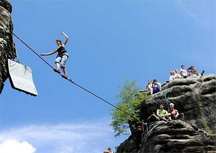 Cô gái thử đi qua dây trước sự ngưỡng mộ của những người xung quanh.