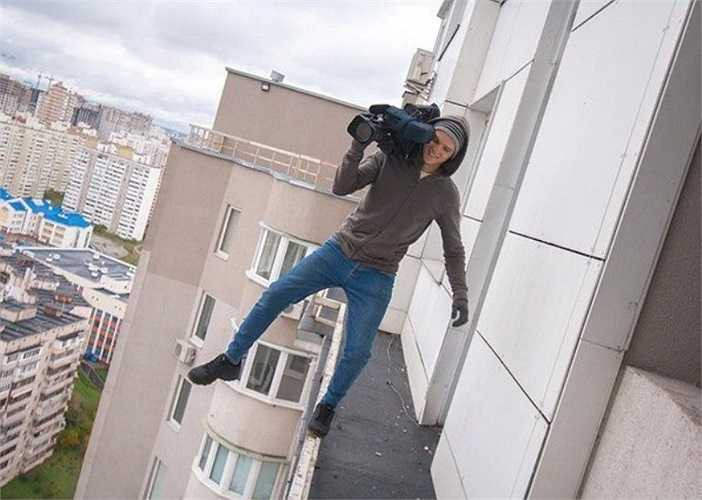 Chàng quay phim khiến người xem thót tim với màn tạo dáng không giống ai