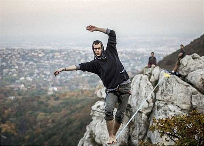 Một chàng trai khác lại gây ấn tượng với màn đi trên dây không thể nguy hiểm hơn.