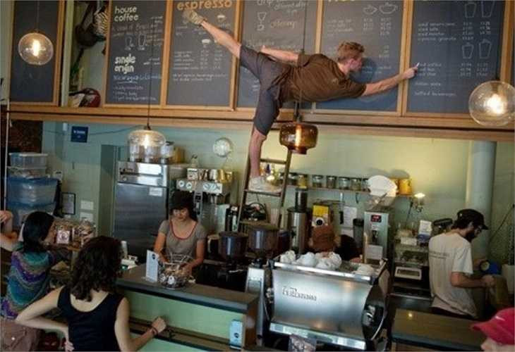 Chàng bồi bàn không quên tạo dáng như vũ công mặc dù đang trong thời gian làm việc.