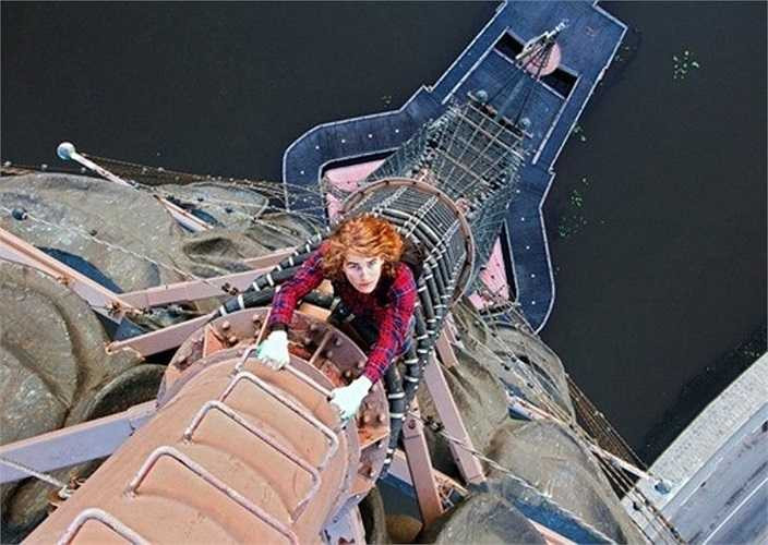 Không chỉ có nam giới mà hiện nhiều cô gái cũng đam mê chinh phục đỉnh cao, chụp ảnh gây sốc theo dạng này.