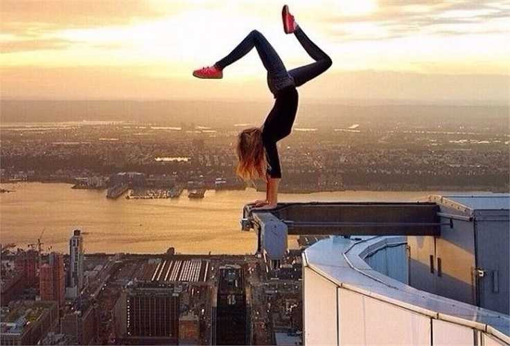 Nữ sinh này không những leo lên độ cao chóng mặt mà còn tạo dáng nguy hiểm chết người.