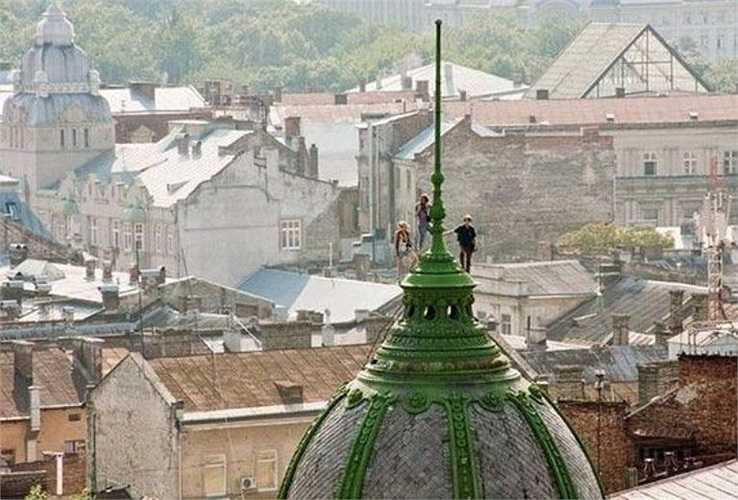 Kiểu chụp hình trên cao hiện được lan truyền nhanh chóng trong giới trẻ. Không ít nhóm bạn thân đã cùng nhau vượt qua thử thách và ghi lại những khoảnh khắc mà theo họ là ấn tượng.