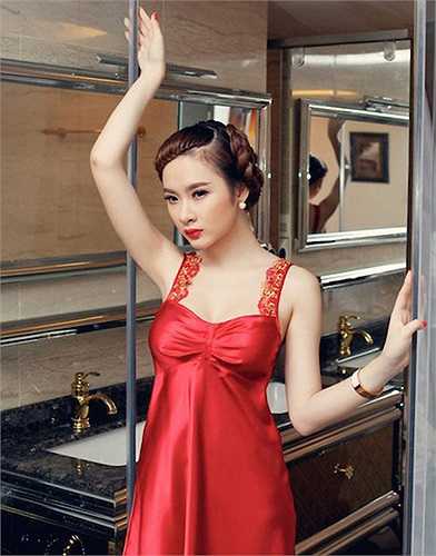 Cận cảnh bộ váy xuyên thấu của Angela Phương Trinh | Báo Dân trí