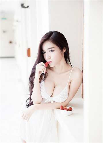 Dù cơ thể nhỏ nhắn nhưng Elly Trần vẫn có vòng 1 đáng ngưỡng mộ. Cô thường xuyên chụp những bộ ảnh với váy ngủ, khoe khéo đường cong cơ thể. 