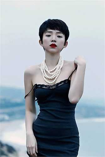 Một trong những 'fan cuồng' của chiếc váy ngủ là Tóc Tiên. 