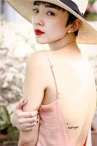 Tóc Tiên không ngại ngần diện mốt váy ngủ ra phố. 