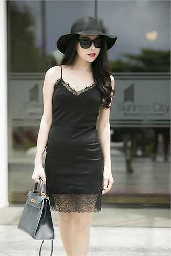 Trà Ngọc Hằng cũng là một tín đồ thời trang bắt kịp xu hướng mang thời trang phòng ngủ ra phố. 