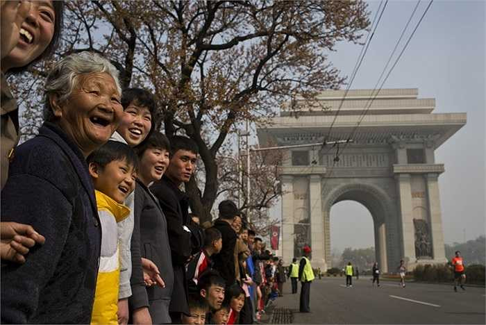 Người dân địa phương chăm chú theo theo dõi cuộc thi