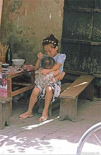 Chị trông em cũng là hình ảnh mà nhà nhiếp ảnh người Đức hay bắt gặp ở Hà Nội.