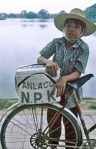 Chú bé này bán những chiếc kem trong thùng xốp ở bờ Hồ Gươm.