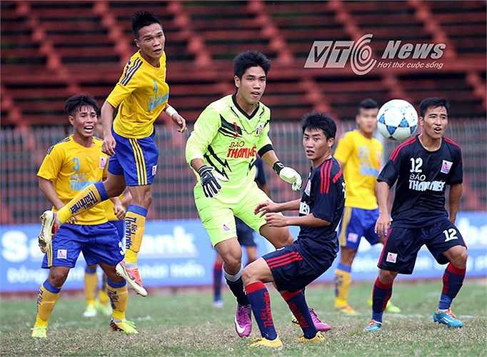 Nhiệm vụ giành trọn 3 điểm trước Cần Thơ đã được TĐCS.Đồng Tháp (áo vàng) thực hiện khá dễ dàng trước đội chủ nhà