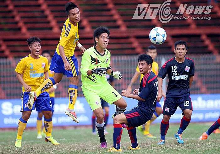 Đội bóng xứ bưng biền kiểm soát thế trận ngay từ những phút đầu tiên