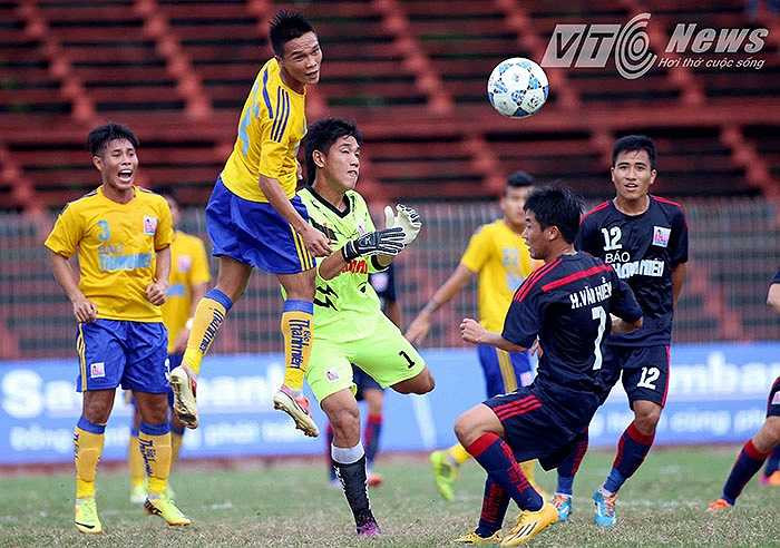 Sự vượt trội trội ấy thể hiện qua thời lượng kiểm soát bóng và bàn thắng rất sớm của Công Thành ở phút thứ 7