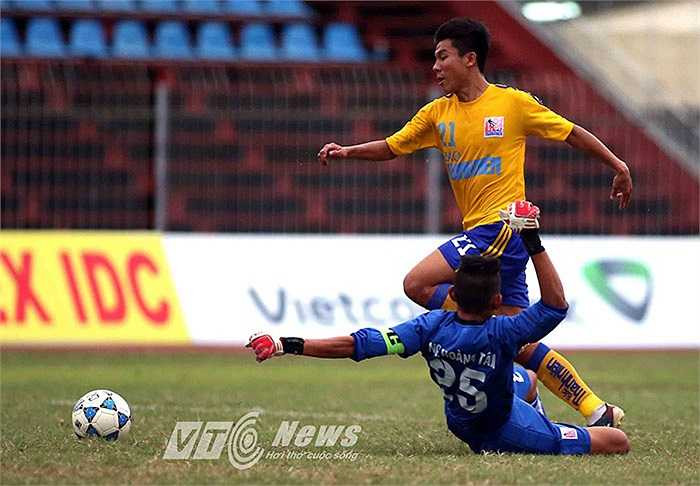 Ở trận đấu cùng giờ, U21 SHB Đà Nẵng cất một số trụ cột trên băng ghế dự bị và bất ngờ để thua U21 Khánh Hòa 1-3